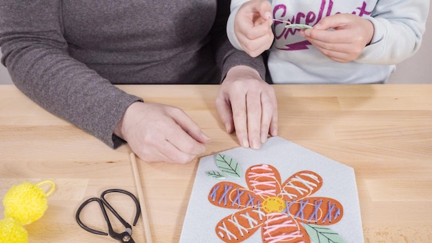 instruktorka pokazująca haft uczestniczce